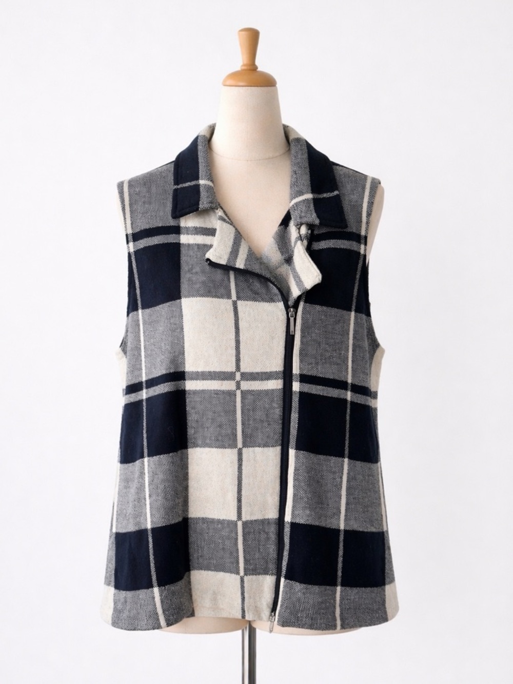 🌼 3/$15 Chaps Black and Gray Plaid Sleeveless Zip-Front Vest